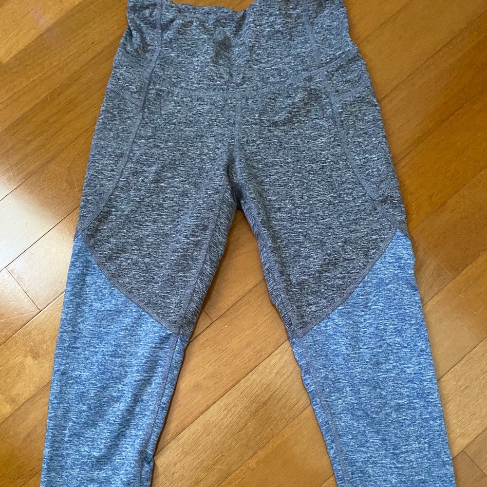 Cropped yoga pants. Two toned.